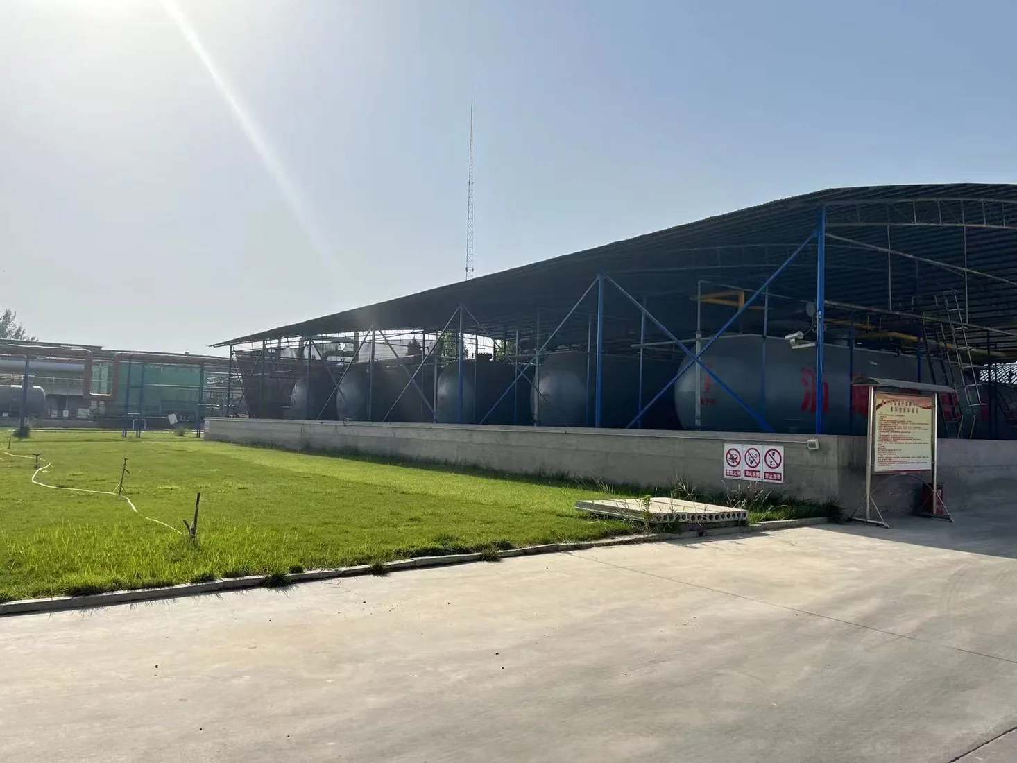 Raw material storage tanks at Huahai Feifei